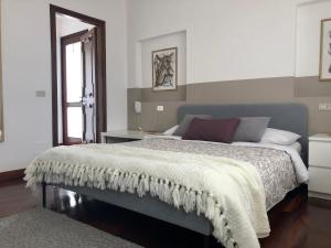 um quarto com uma cama grande e uma janela em Zen Garden em Bassano del Grappa