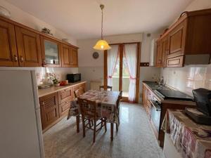 een keuken met een tafel en een eetkamer bij Follonica, appartamento con 3 camere e doppi servizi. in Follonica