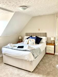 Кровать или кровати в номере The Mayfair