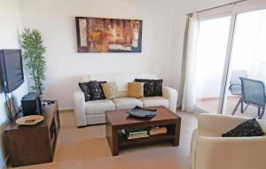 sala de estar con sofá y mesa en Lovely Apartment In Sucina With Outdoor Swimming Pool, en Sucina