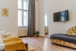 Televízia a/alebo spoločenská miestnosť v ubytovaní Pleasant 3BR Shared Apartment- Ideal for Longstays