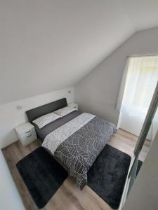 ein kleines Schlafzimmer mit einem Bett und einem Fenster in der Unterkunft Apartman Nelly in Split