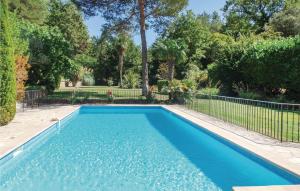 - une piscine d'eau bleue dans la cour dans l'établissement Gorgeous Home In Callian With Kitchen, à Callian