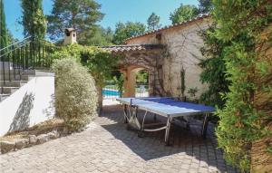 una mesa de ping pong en el patio de una casa en Gorgeous Home In Callian With Kitchen, en Callian