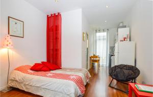 ein Schlafzimmer mit einem Bett mit roten Kissen darauf in der Unterkunft Lovely Apartment In Bastia With House A Mountain View in Bastia