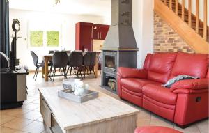 uma sala de estar com um sofá vermelho e uma lareira em Amazing Home In Creances With Wifi em Créances
