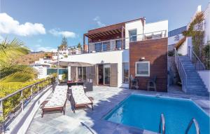 una villa con piscina e una casa di Amazing Home In Almuecar With Private Swimming Pool, Can Be Inside Or Outside ad Almuñécar