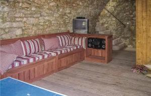 A television and/or entertainment centre at Amazing Home In Beauville With 6 Bedrooms, Wifi And Outdoor Swimming Pool