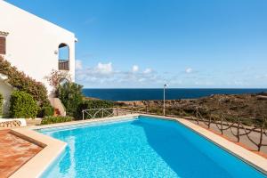 ein Swimmingpool mit dem Meer im Hintergrund in der Unterkunft Apartamento Ses Arcades 10 in Son Parc