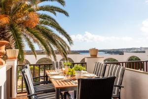 a table on a balcony with a view of the ocean at Apartamento Ses Arcades 10 in Son Parc