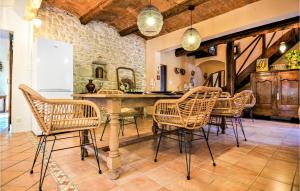 eine Küche mit einem Tisch und Stühlen im Zimmer in der Unterkunft Stunning Home In St Privat Des Vieux With Kitchen in Saint-Privat-des-Vieux