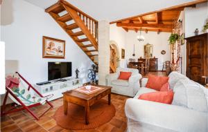 salon z kanapą i stołem w obiekcie Lovely Home In Roussillon With Kitchen w mieście Roussillon