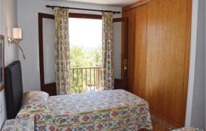 Posteľ alebo postele v izbe v ubytovaní 4 Bedroom Amazing Home In Can Picafort