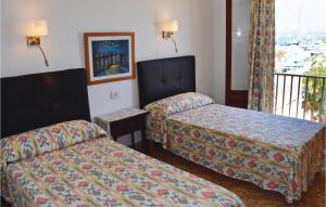 Posteľ alebo postele v izbe v ubytovaní 4 Bedroom Amazing Home In Can Picafort