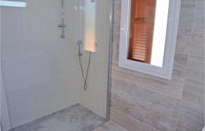 Kúpeľňa v ubytovaní 4 Bedroom Amazing Home In Can Picafort