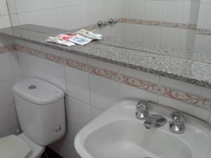 A bathroom at Hotel del Prado
