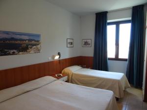 pokój hotelowy z dwoma łóżkami i oknem w obiekcie Hotel Sole E Mare w mieście Lido di Camaiore