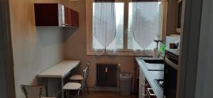 Kuchyň nebo kuchyňský kout v ubytování T2 Cosy Saint Étienne Centre Secteur Cours Fauriel