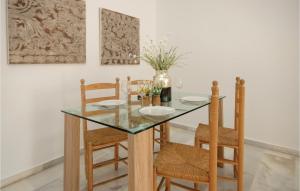 Fotografia z galérie ubytovania Cozy Apartment In San Luis De Sabinillas v destinácii San Luis de Sabinillas