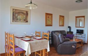 比納羅斯的住宿－2 Bedroom Awesome Apartment In Vinaros，一间带桌子和椅子的用餐室
