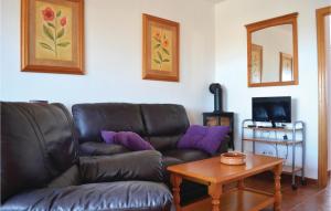 un soggiorno con divano in pelle nera e tavolo di 2 Bedroom Awesome Apartment In Vinaros a Vinarós