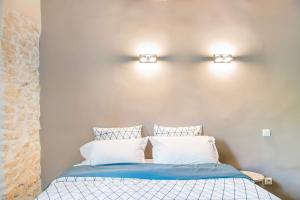 Ένα ή περισσότερα κρεβάτια σε δωμάτιο στο appartement de charme dans le luberon