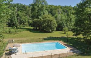 Πισίνα στο ή κοντά στο 4 Bedroom Lovely Home In Mouleydier