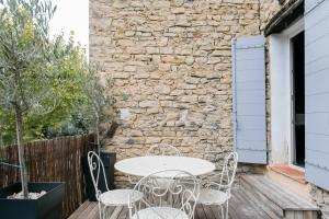 Patio o iba pang outdoor area sa appartement de charme dans le luberon