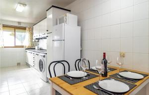 Kuchyňa alebo kuchynka v ubytovaní Nice Apartment In Rincón De La Victoria