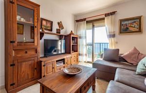 sala de estar con sofá y TV en Nice Apartment In Rincn De La Victoria With Wifi en Rincón de la Victoria