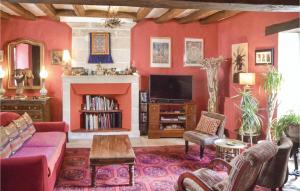 ein Wohnzimmer mit einem Sofa und einem TV in der Unterkunft Stunning Home In Preuilly Sur Claise With 4 Bedrooms, Jacuzzi And Wifi in Preuilly-sur-Claise