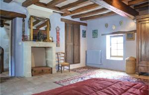 una camera con un grande letto e un camino di Cozy Home In Preuilly Sur Claise a Preuilly-sur-Claise