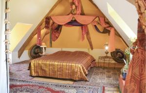 ein Schlafzimmer mit einem Bett im Dachgeschoss in der Unterkunft Stunning Home In Preuilly Sur Claise With 4 Bedrooms, Jacuzzi And Wifi in Preuilly-sur-Claise