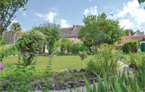 un giardino di fronte a una casa di Cozy Home In Preuilly Sur Claise a Preuilly-sur-Claise Altre 15 foto