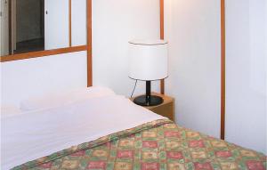 Een bed of bedden in een kamer bij Cozy Apartment In Vason With House A Mountain View