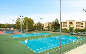 een groep mensen die tennissen op een tennisbaan bij Akiris Bilo in Nova Siri Marina