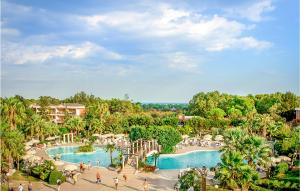 een uitzicht over een zwembad in een resort bij Akiris Bilo in Nova Siri Marina