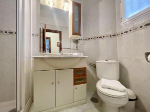 A bathroom at APARTMENT IN BENIDORM CITY CENTER Még 37 kép