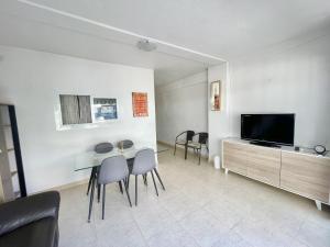 TV a/nebo společenská místnost v ubytování APARTMENT IN BENIDORM CITY CENTER