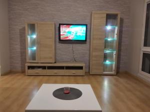 un salon avec une télévision sur un mur dans l'établissement Poziom 7, à Elbląg