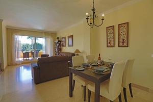 salon ze stołem jadalnym i krzesłami w obiekcie R6 Los Patios 2 bedroom w Marbelli