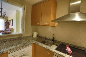 Kuchnia lub aneks kuchenny w obiekcie R6 Los Patios 2 bedroom