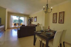 salon ze stołem i jadalnią w obiekcie R6 Los Patios 2 bedroom w Marbelli