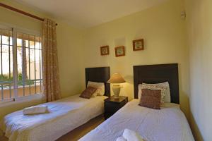 Łóżko lub łóżka w pokoju w obiekcie R6 Los Patios 2 bedroom