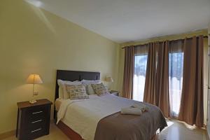 Łóżko lub łóżka w pokoju w obiekcie R6 Los Patios 2 bedroom