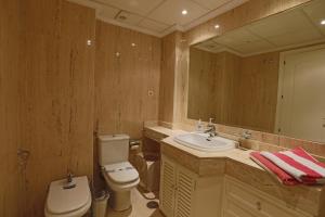Łazienka w obiekcie R6 Los Patios 2 bedroom