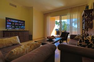 salon z 2 kanapami i telewizorem w obiekcie R6 Los Patios 2 bedroom w Marbelli