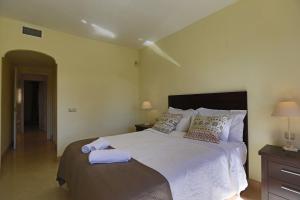 Łóżko lub łóżka w pokoju w obiekcie R6 Los Patios 2 bedroom