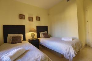 Łóżko lub łóżka w pokoju w obiekcie R6 Los Patios 2 bedroom