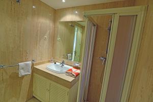Łazienka w obiekcie R6 Los Patios 2 bedroom